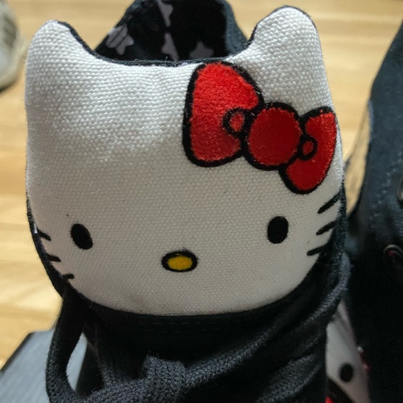 Hello Kitty Converse - Picture 3 of 9